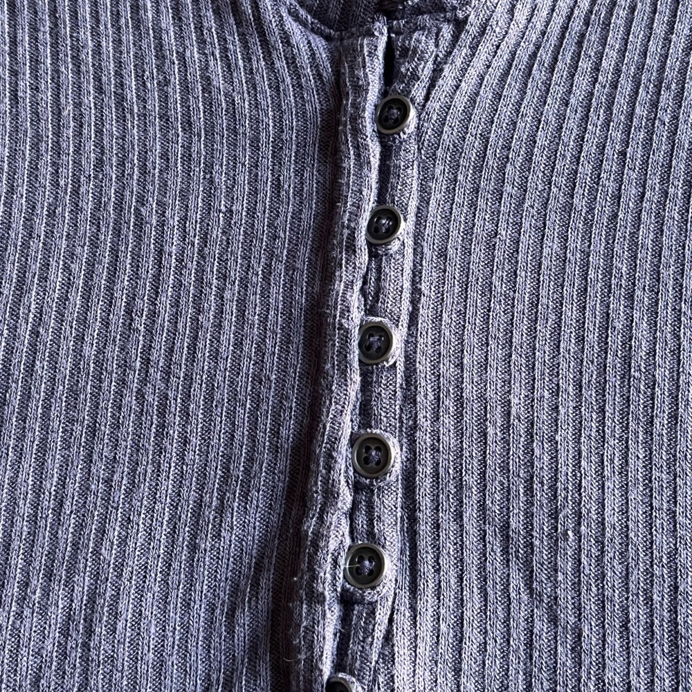 Me to We vneck top size S - Picture 3 of 4